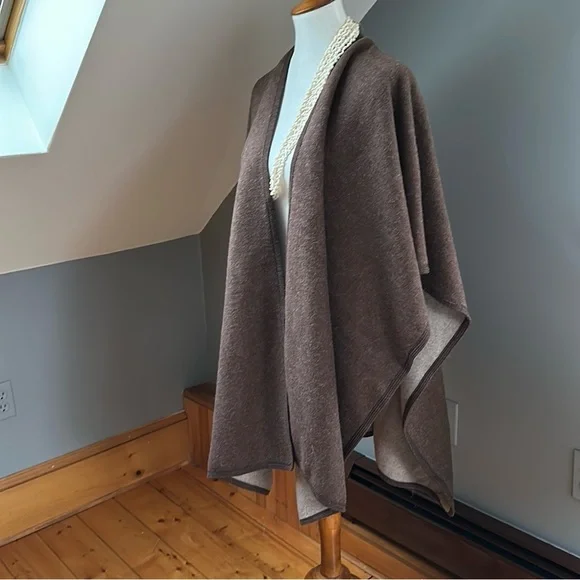 Minimalist Brown & Gray Wrap - Picture 4 of 14